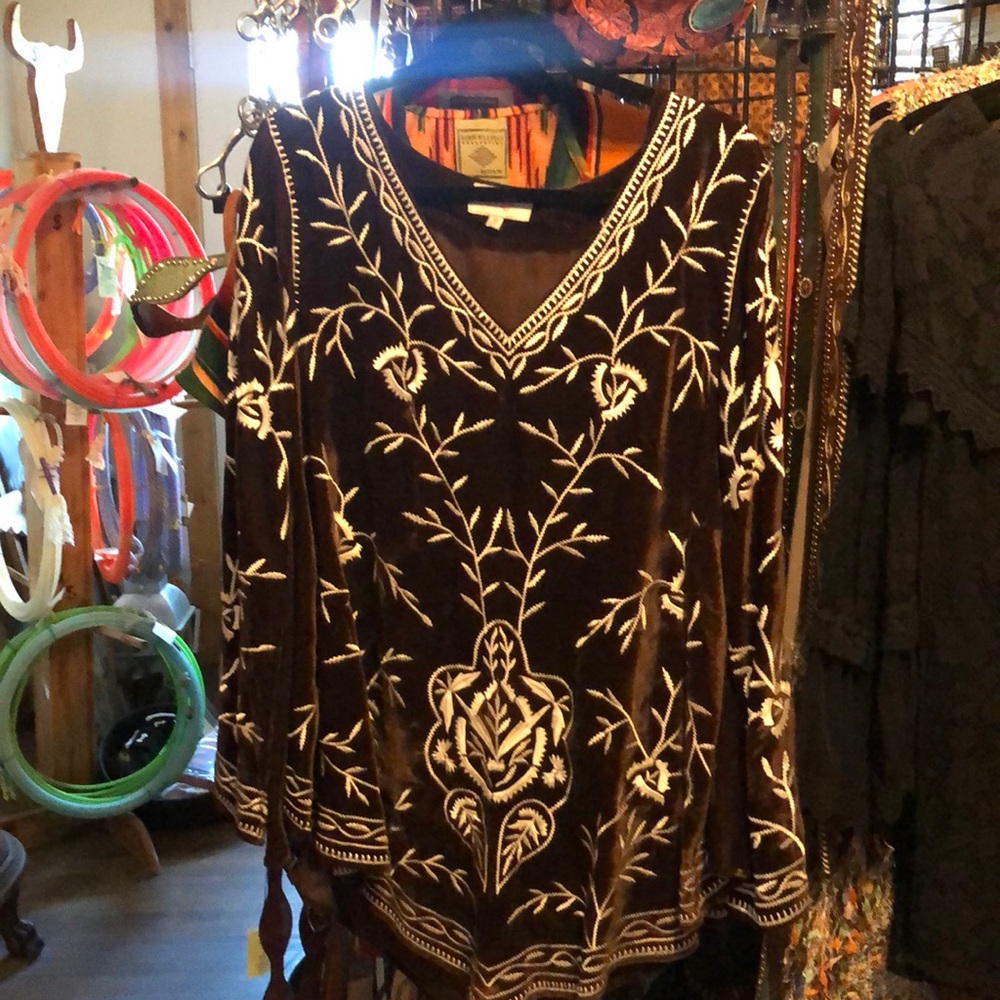 Roja Women’s Tunic embroidered on velvet with small bell sleeve. Size Medium.